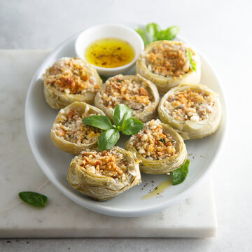 Baked artichoke with garlic crumbs 