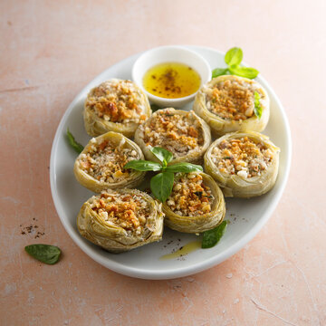 Baked artichoke with garlic crumbs 