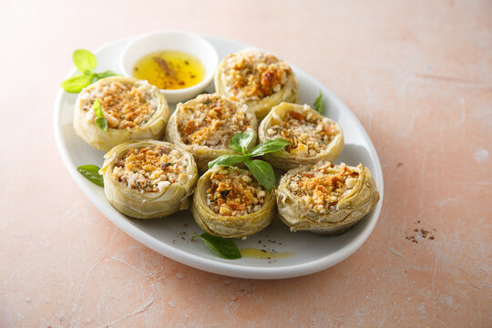 Baked artichoke with garlic crumbs 