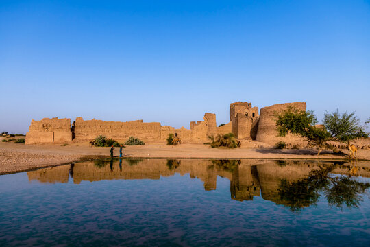 Moj Garh Fort is a historic fort, about 70 km from Bahawalnagar city, along the Yazman&ndash;Fort Abbas road in Thandi Khoi, in the Bahawalnagar District of Punjab, Pakistan.