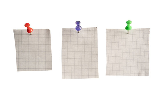 Conjunto de notas de papel cuadriculado sujetas con chinchetas de colores aisladas sobre fondo negro para organizaci&oacute;n y recordatorios