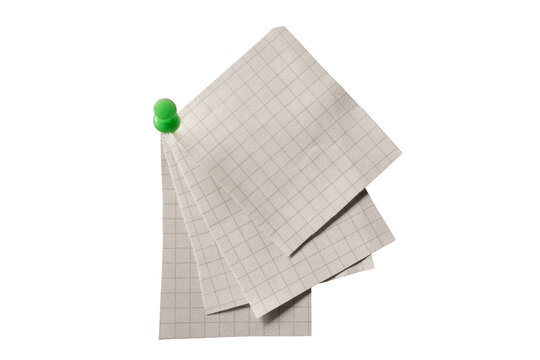 Conjunto de notas de papel cuadriculado sujetas con chincheta verde aisladas sobre fondo negro para organizaci&oacute;n y recordatorios