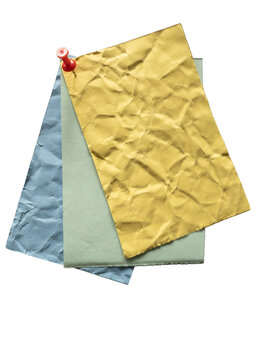 Conjunto de notas de papel de colores sujetas con chincheta roja aisladas sobre fondo negro para organizaci&oacute;n, mensajes y dise&ntilde;o