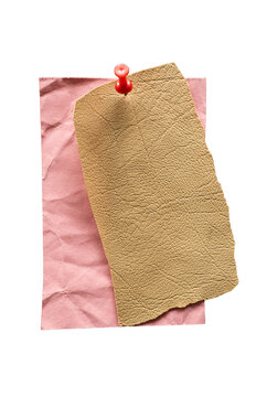 Papel artesanal texturizado sobre fondo rosa sujeto con chincheta roja, composici&oacute;n vintage minimalista