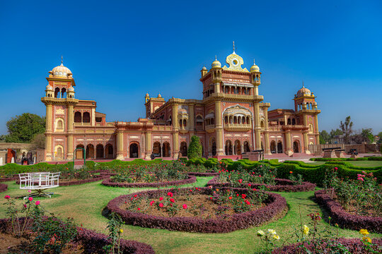 Faiz Mahal (Khairpur): Built in 1798 by Mir Sohrab Khan, this grand architectural marvel served as the main sovereign court for the royal Talpur dynasty.