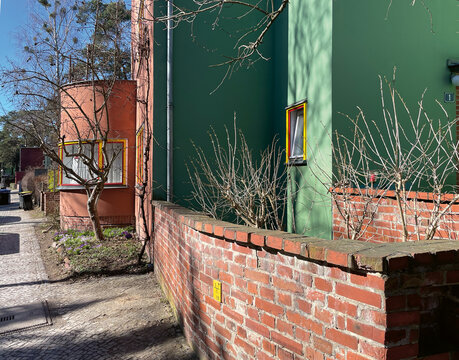 Waldsiedlung Zehlendorf, Berlin, 2026. Die Siedlung wurde ab 1926 haupts&auml;chlich von Bruno Taut entworfen und befindet sich im Berliner Westen nahe des Grundewaldes. 2026 ist 100-j&auml;hriges Jubil&auml;um.