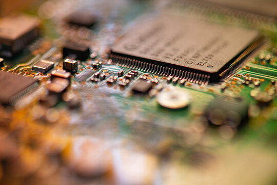 Computer chip managing data on electronic circuit board