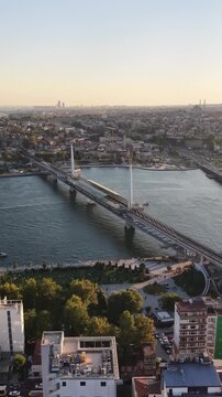 Hali&ccedil; K&ouml;pr&uuml;