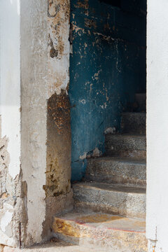 Mur blanc et bleu. Une mont&eacute;e d'escaliers grecque. Mur d&eacute;cr&eacute;pi bleu et blanc