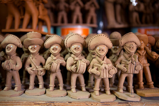 Bonecos de barro representando trio de forr&oacute; em feira de artesanato nordestino