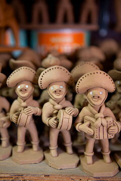 Bonecos de barro representando trio de forr&oacute; em feira de artesanato nordestino