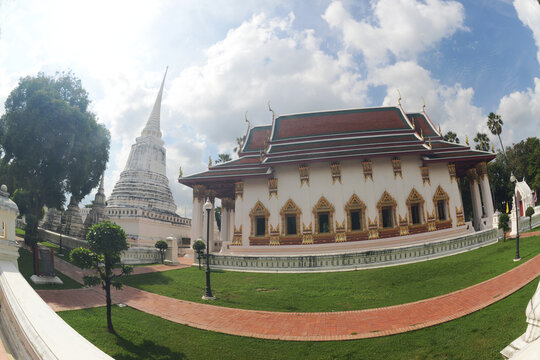 The white pagoda and the ordination hall of Wat Suwan Dara Ram Ratchaworawihanan ancient templeare distinguished by their magnificent and highly valuable murals.