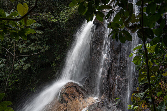 Cachoeira V&eacute;u da Noiva em Bonito, Pernambuco, cercada pela Mata Atl&acirc;ntica
