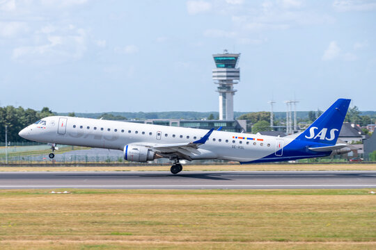 SE-RSL SAS Scandinavian Airlines Embraer ERJ-195 landing at Brussels Airport Zaventem in Brussels, Belgium