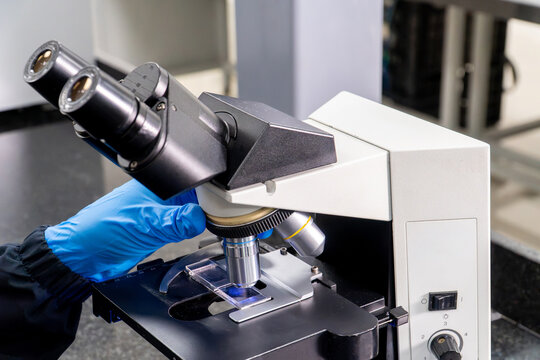 Microscopio &oacute;ptico binocular en laboratorio con muestra