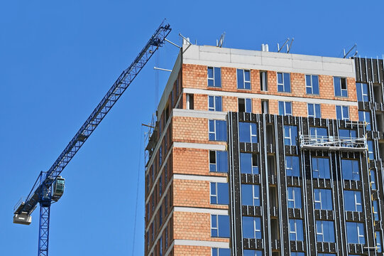 Crane and building with thermal insulation works