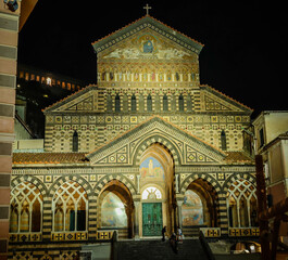 Obraz premium Illuminated cathedral of St Andrew Apostle at night in the heart of Amalfi, Italy, magnificent medieval architecture and iconic landmark on the famous Amalfi Coast
