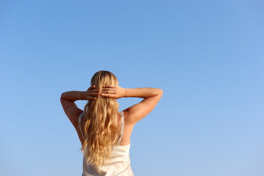 fille avec cheveux dor&eacute;s au soleil dans le champ