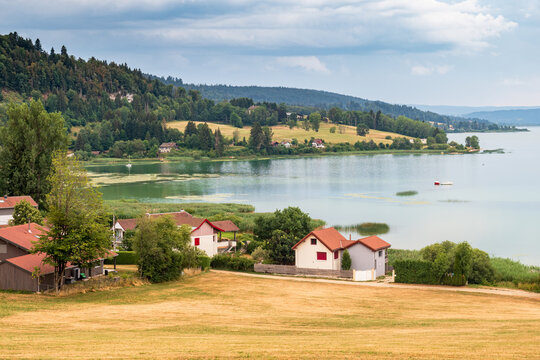 Lac de Saint-Point dans le massif du Jura, pr&egrave;s de Pontarlier, dans le Doubs - France