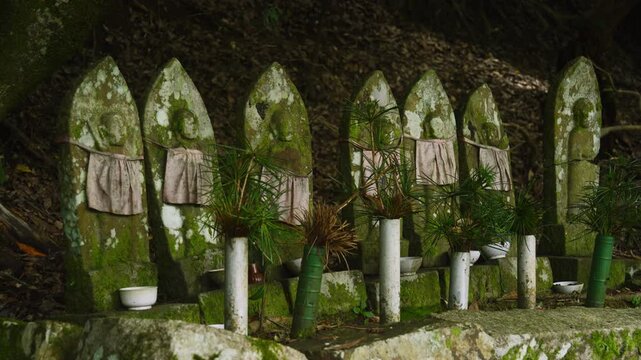 世界遺産・高野参詣道 町石道「59町石と六地蔵」和歌山県高野町 Choishi-michi Pilgrimage Road, No. 59 Stone Marker and Six Jizo Statues, Koyasan, Wakayama, Japan &ndash; UNESCO World Heritage Site