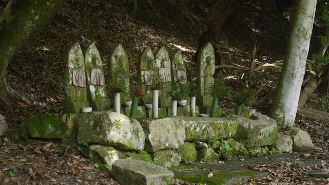 世界遺産・高野参詣道 町石道「59町石と六地蔵」和歌山県高野町 Choishi-michi Pilgrimage Road, No. 59 Stone Marker and Six Jizo Statues, Koyasan, Wakayama, Japan &ndash; UNESCO World Heritage Site