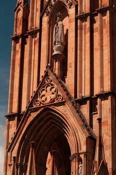 Detalle torre con arco ojival