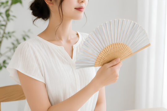 扇子であおぐ女性
