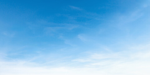 Naklejka premium Clear blue sky with wispy clouds above