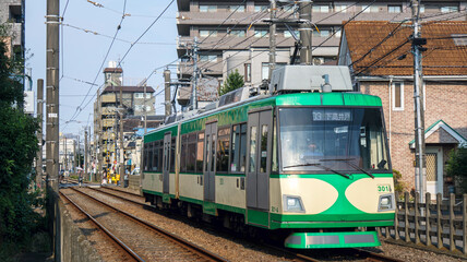 都会を走る小さな電車 © VVVF