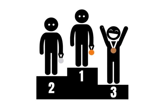 Persona celebrando el tercer puesto mientras otros lo observan ilustraci&oacute;n