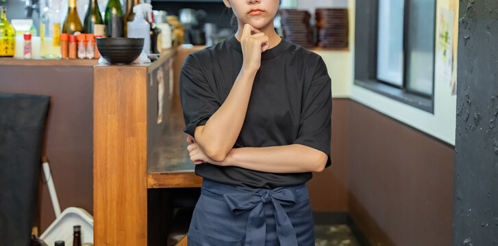 悩む女性