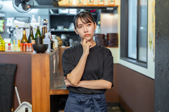 悩む女性