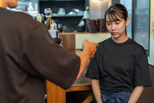 怒られる女性