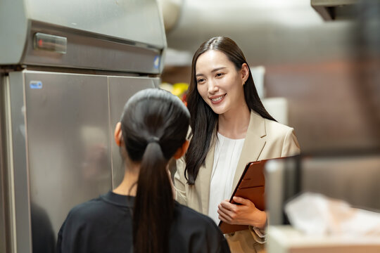 冷蔵庫をチェックする女性