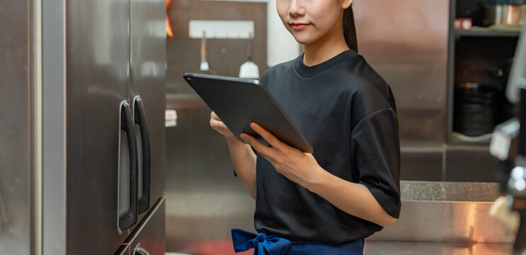 タブレットで在庫管理をする女性