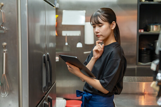 タブレットで在庫管理をする女性