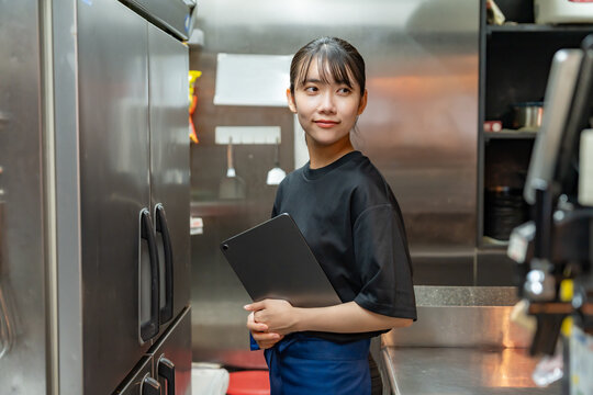 在庫管理をする女性