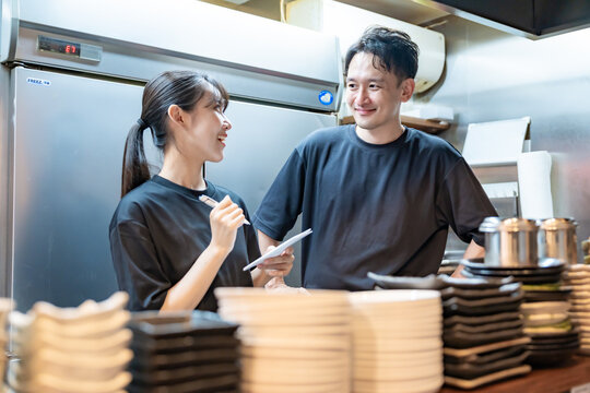 飲食店で働く男女