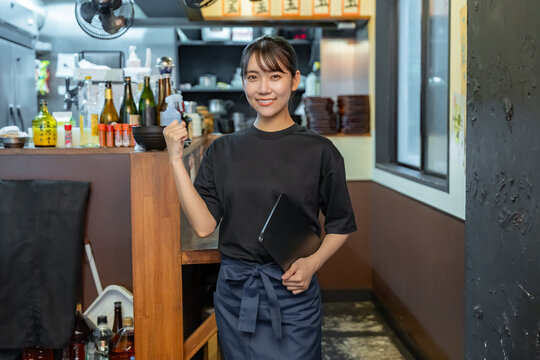 居酒屋で働く女性