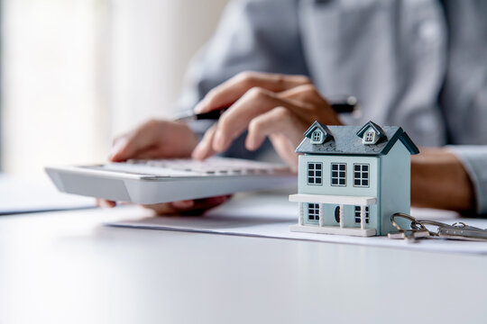 broker calculates home loan and property valuation for house finance