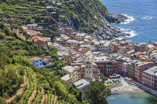 The village of Vernazza with its pastel-coloured houses built into the hillside, view from the hiking trail Via dellAmore, Vernazza, Cinque Terre, Ligurian Coast, Liguria, Italy