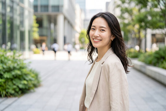 都会の街並みで笑顔の日本人女性 Generative AI