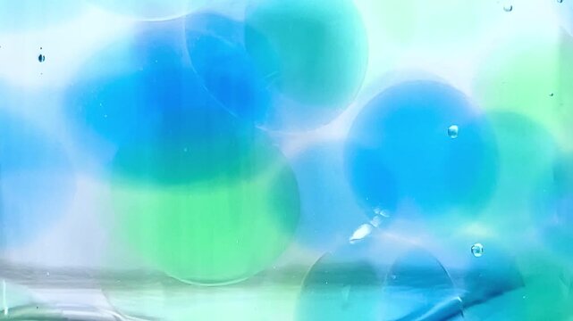水中の透明なぷるぷるボール
