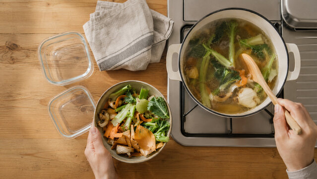 野菜くずを活用してだしを作る家庭の台所