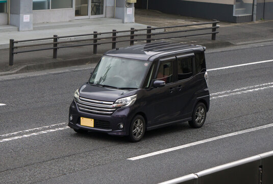 トールワゴン　軽自動車　道路走行中
