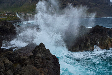 Obraz premium Waves on the volcanic Teno coast