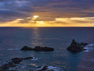 Obraz premium Sunrays over the Anaga coast