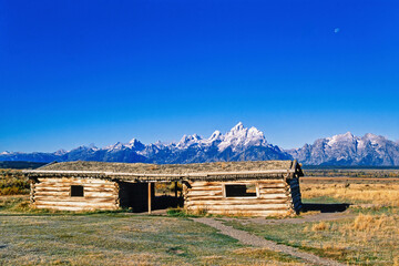 Old log house on a prairie at the rockies a sunny day © Lars Johansson