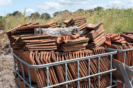 Stacking old terracotta roof tiles in ibc containers