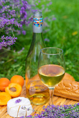 Obraz premium Wine in a lavender field. Selective focus.